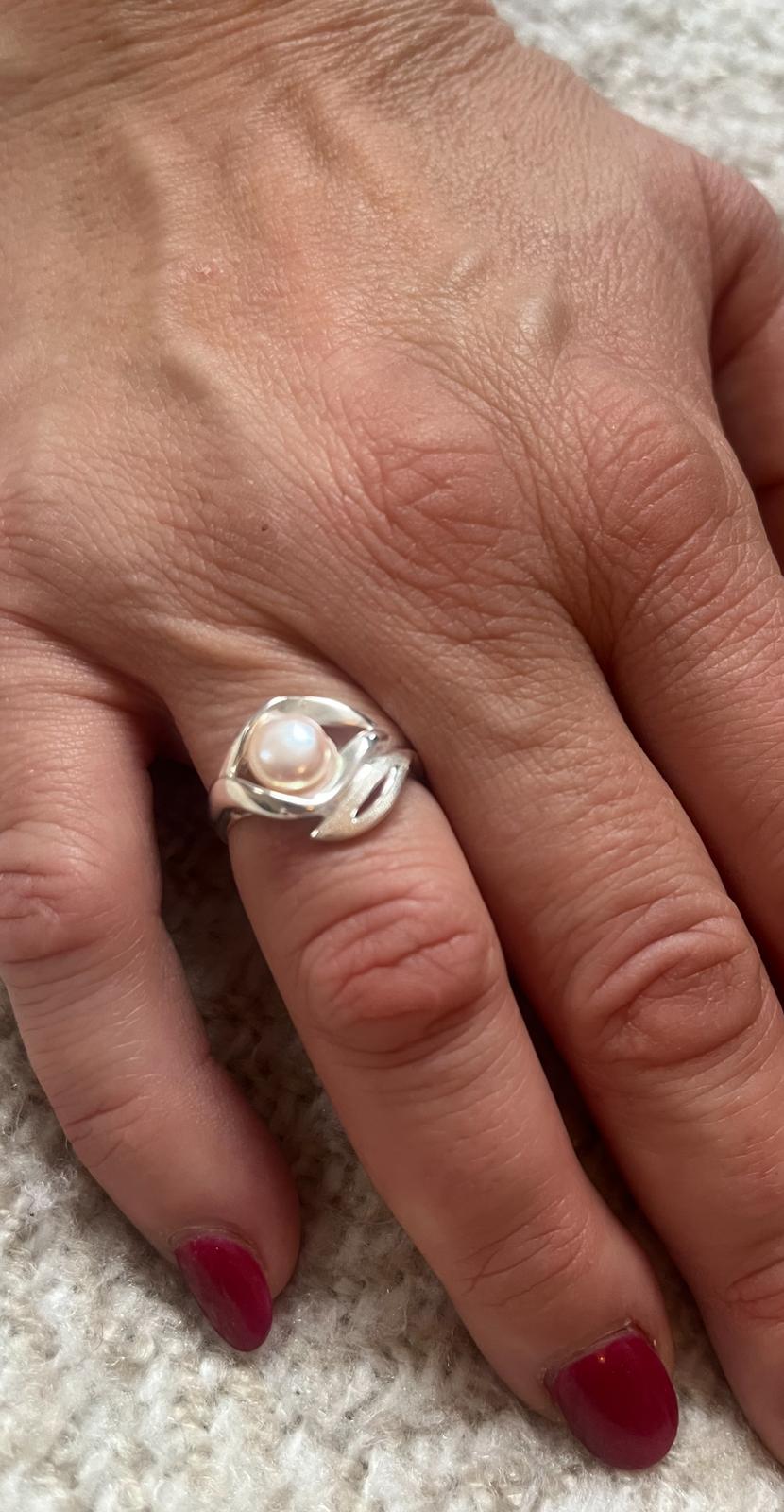Sterling Silver Matte Leaf Ring set with a Lustrous Freshwater Pearl